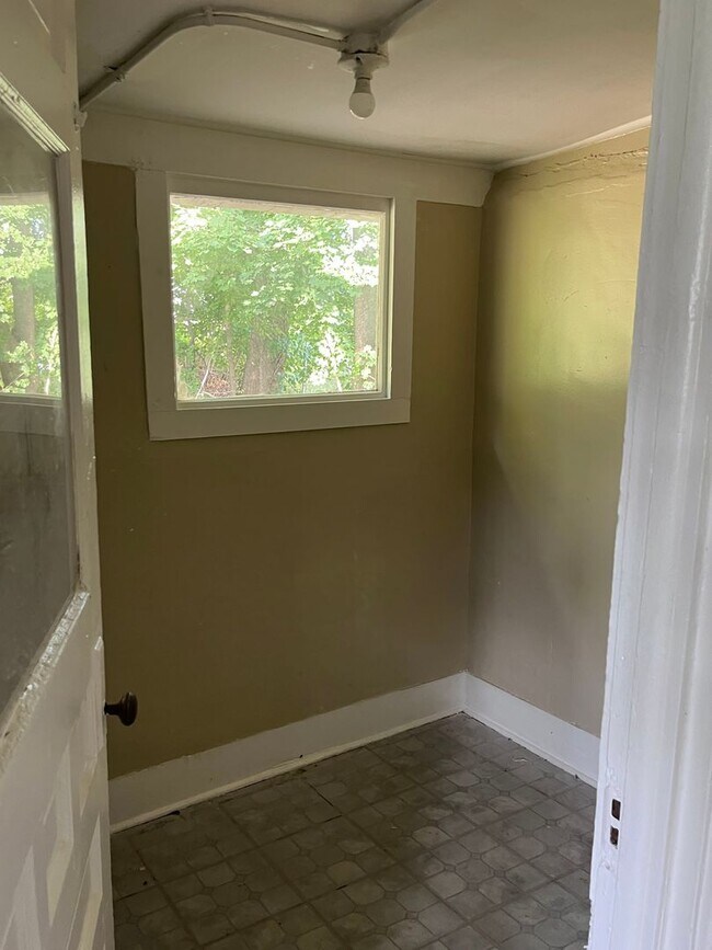 Building Photo - Charming Colonial in the Heart of Akron!