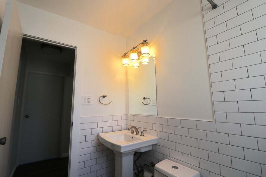 Building Photo - 3035 S Clermont Dr