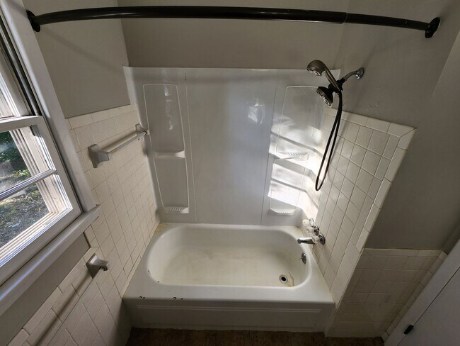 Building Photo - Spacious 3-Bedroom, 1-Bathroom Home AVAILABLE NOW!!