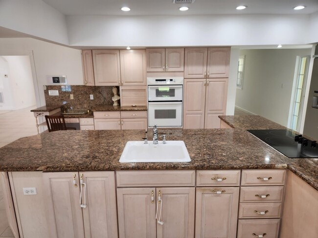 Building Photo - 17885 Fieldbrook Cir E