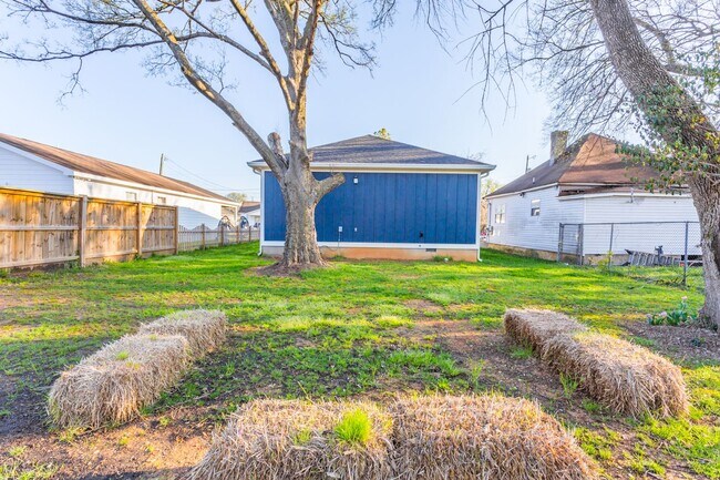 Building Photo - Downtown 3 bedroom Cottage