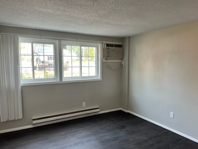 Building Photo - 302 Maple Ln