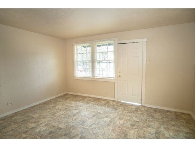 Building Photo - Cozy Renovated 2 BR Near Downtown