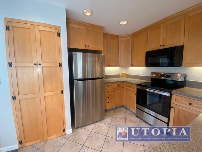 Building Photo - Ocean Views: 2Bd/2Ba + Office - Sunny, Top Floor Condo, Deck, Pool & Hot Tub