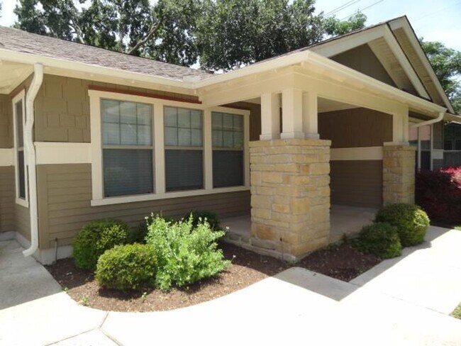 Building Photo - Cottages at Lake Creek / Freestanding One ...