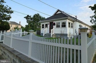 Building Photo - 4815 Jay St NE