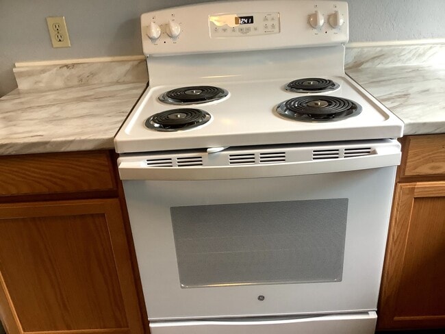 Building Photo - 2-Bedroom 1 1/2 bathroom townhouse in Springfield