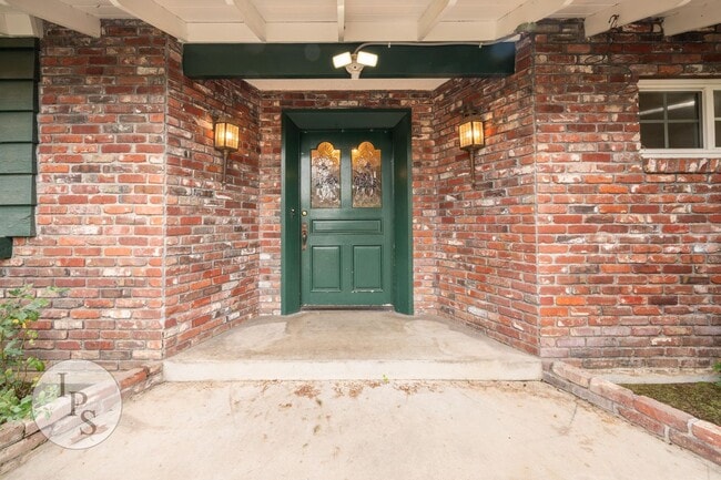 Building Photo - Fig Garden area Large Home, 4BR/3BA, Pool - Lots of Amenities!