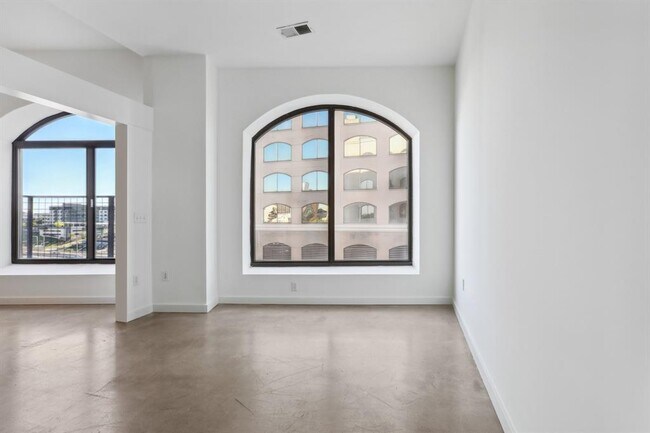 Building Photo - 507 Sabine St