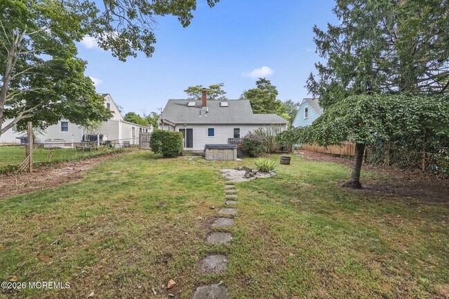 Building Photo - 21 Fairway Dr