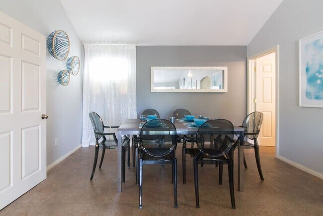 Building Photo - Gorgeous Upstairs unit with downtown view ...