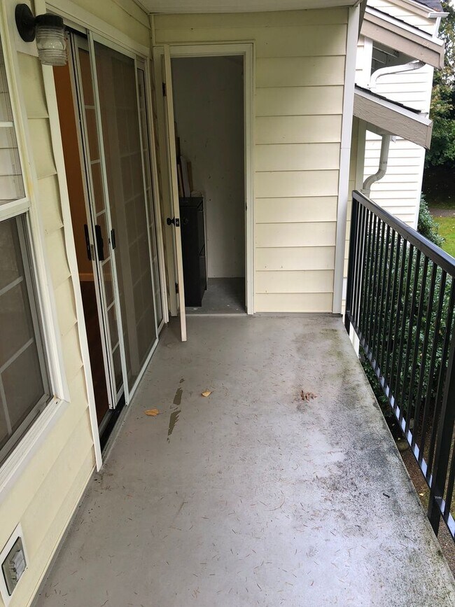 Building Photo - 3bd/2ba Issaquah Condo