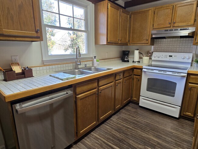 Building Photo - 1829 Alyssum Pl