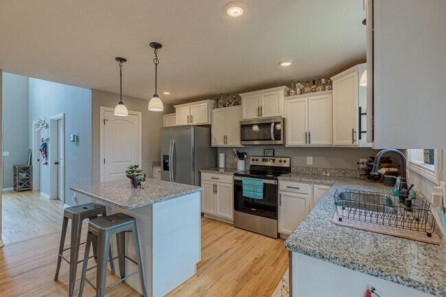 Building Photo - Pet Friendly Three Bedroom!