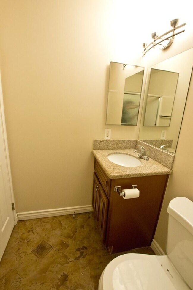 Building Photo - Beautiful 4BR/3 Full BA single family home with large yard