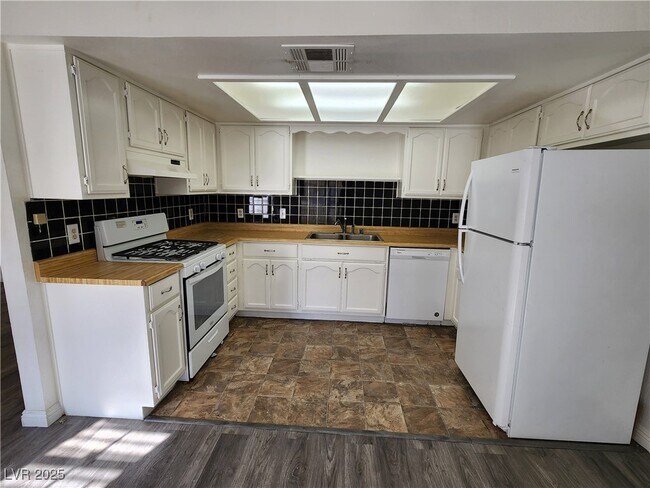 Building Photo - 6627 W Tropicana Ave