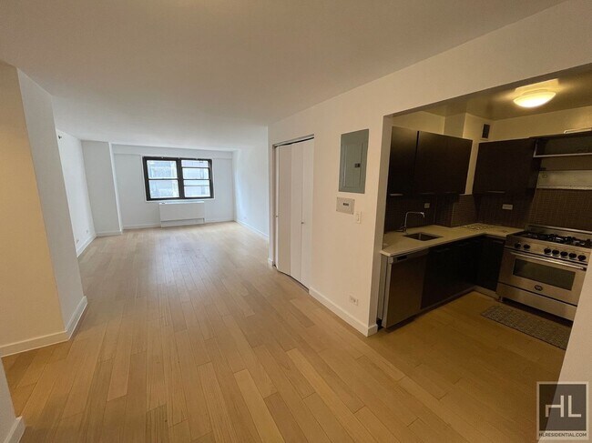 Building Photo - 222 E 39th St