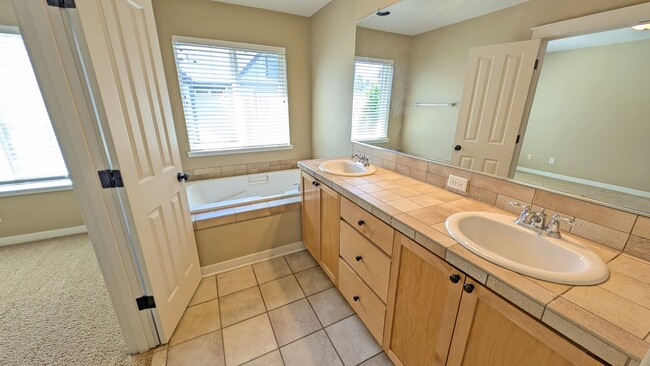 Building Photo - 2 bedroom 2.5 bath townhouse