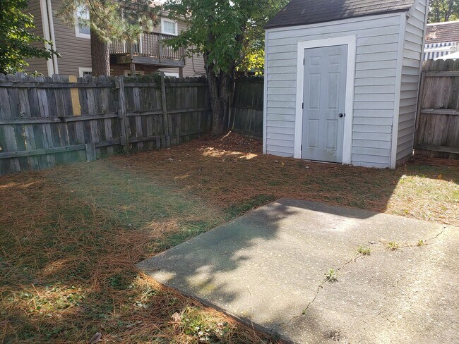 Building Photo - Modern 2 Bed | 2 Bath Townhouse in Town Center!