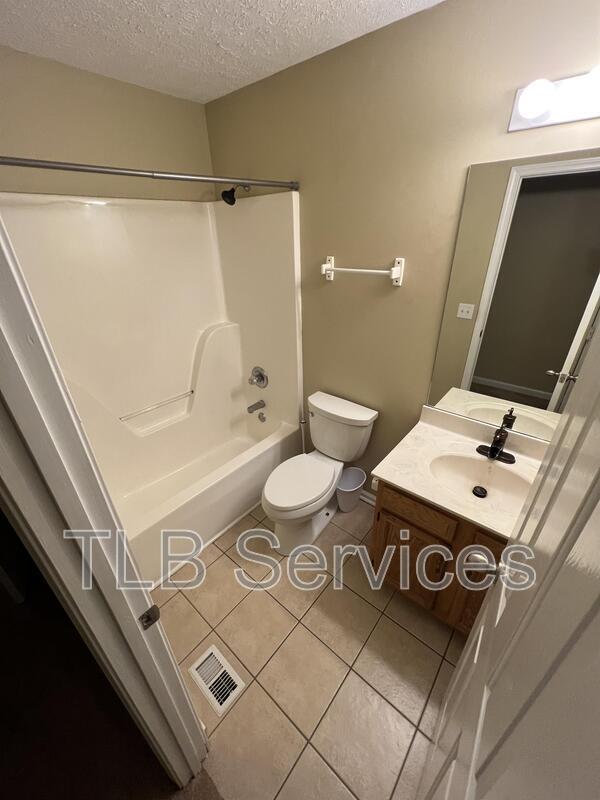 Building Photo - 211 Fall Creek Dr