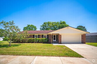 Building Photo - "Updated 3-Bed Gem with Gleaming Hardwood ...