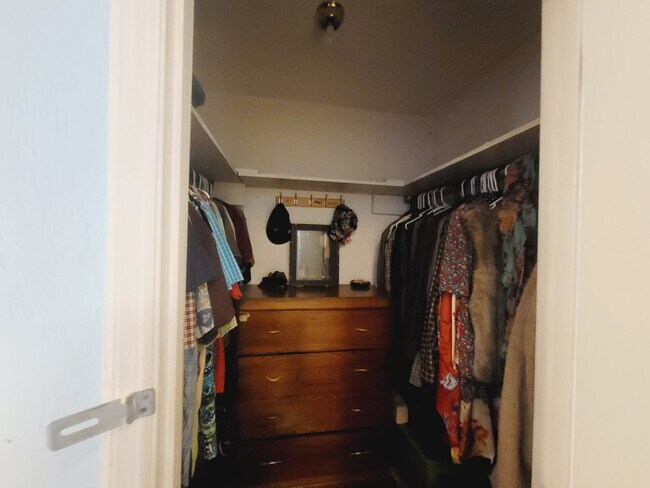 Building Photo - SPACIOUS 2/2 w/ Wood Floors, Washer/Dryer, Office, & Carport! Walk to Midtown Night Life! Availab...