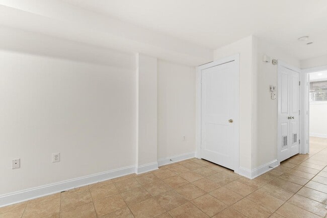 Building Photo - Charming One-Bedroom Basement Apartment