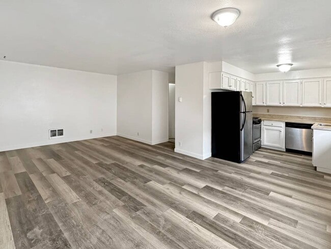 Building Photo - 2 Bedroom Condo For Rent