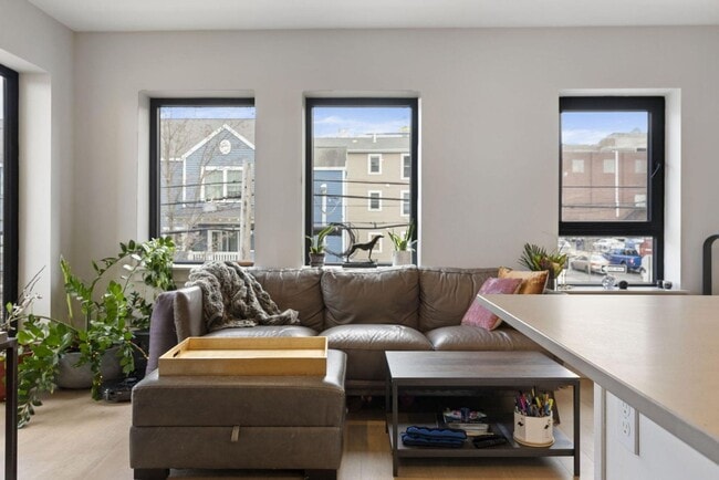 Building Photo - Fully Furnished 2BR condo for rent