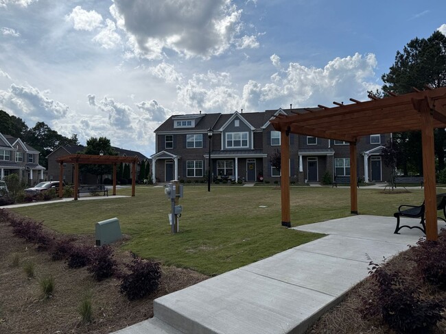 Building Photo - Brand New Townhome in Hickory Ridge School...