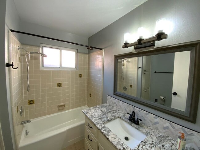 Building Photo - 3 Bedroom Single Story Home Available Near Louisiana Blvd NE & Candelaria Rd NE!