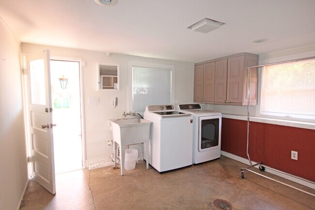 Building Photo - Coming Soon! Lovely Redwood Heights Home w...