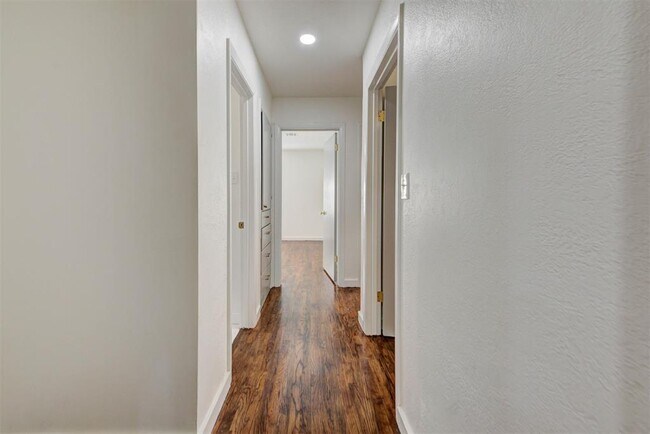 Building Photo - 1202 Windsor Way