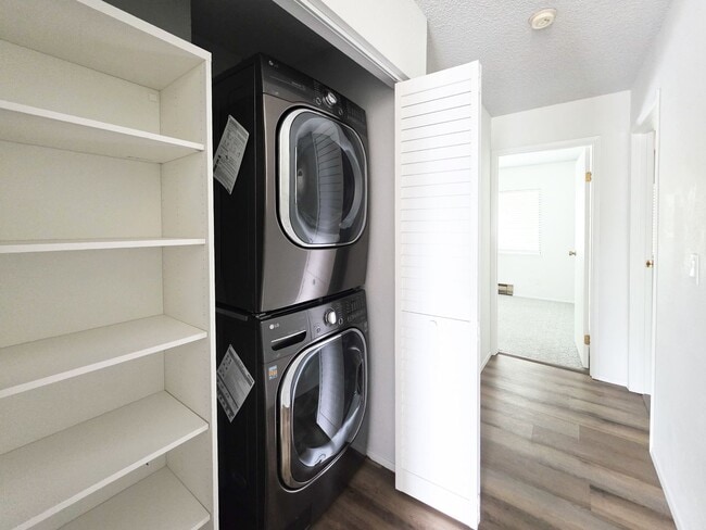 Building Photo - Charming, bright and peaceful condo close to ferries and shopping in Kingston!