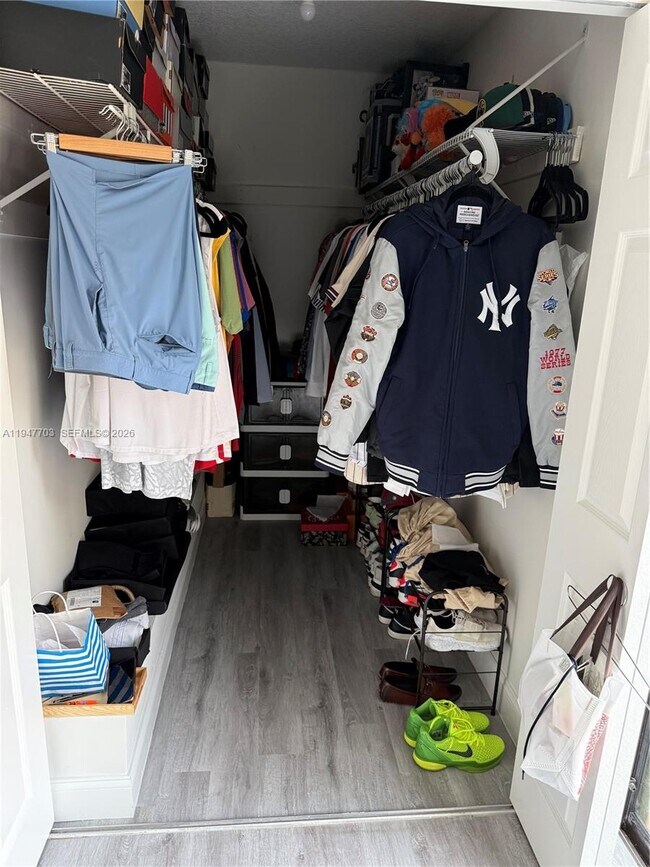 Building Photo - 2563 Lakeview Ct