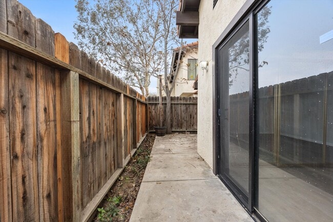 Building Photo - Beautiful 2-Bedroom Condo in Bakersfield, CA