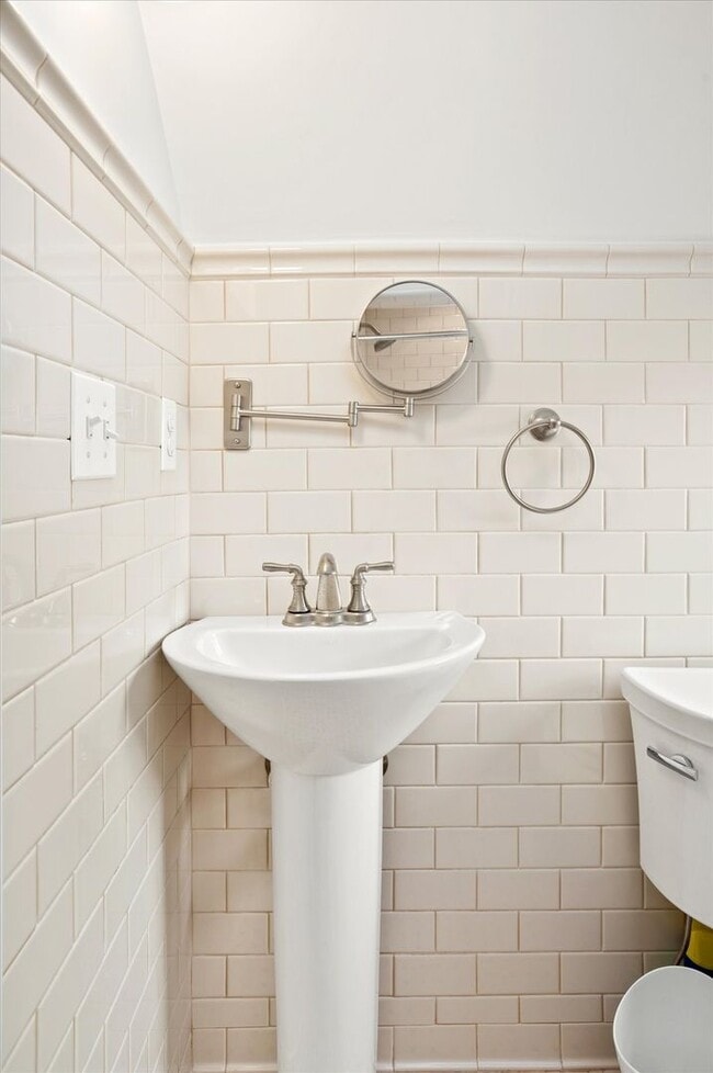 Building Photo - Exceptional Living in the Heart of Arlingt...