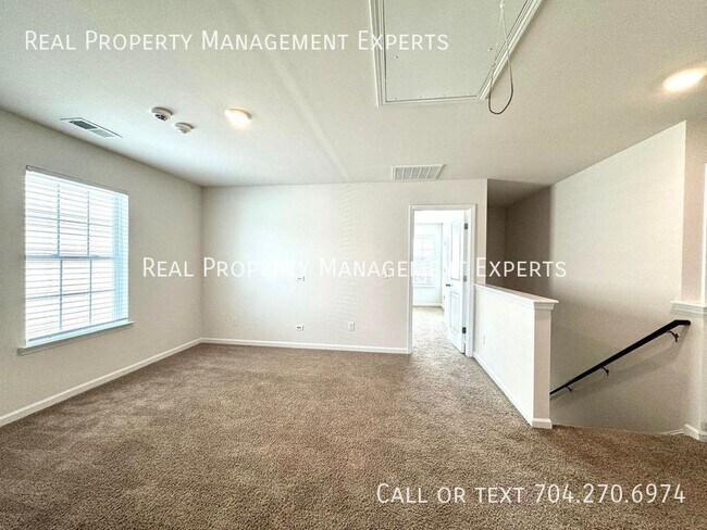 Building Photo - 4025 Lampasas Ln