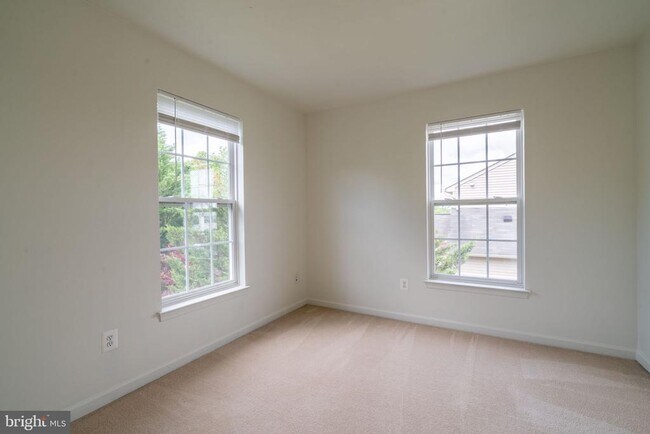 Building Photo - 10955 Southcoate Village Dr