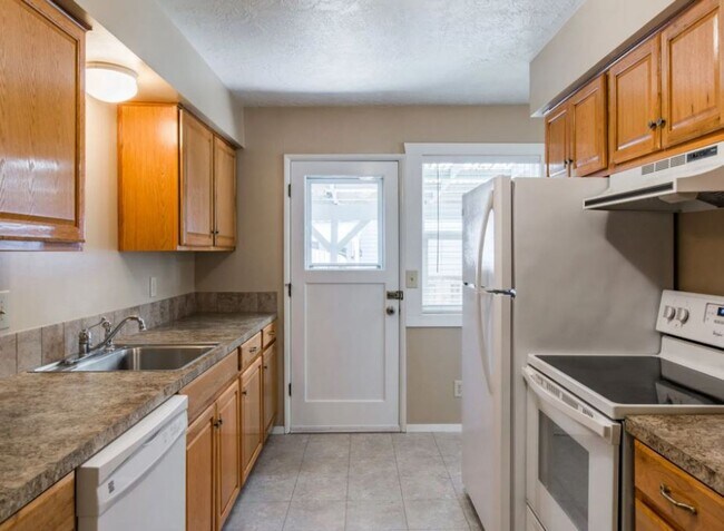 Building Photo - 410-12 Harrison St, Newberg