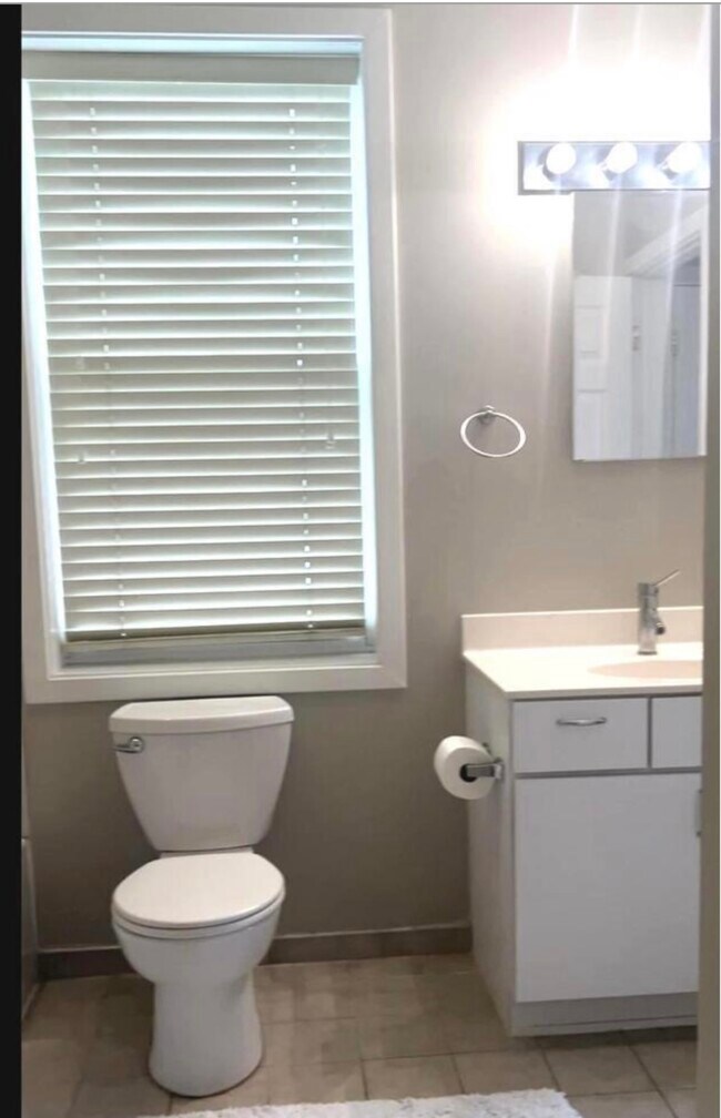 Bathroom w/ Tub - 1425 5th St NW