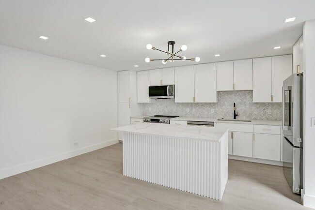 Building Photo - 840 SE 22nd Ave