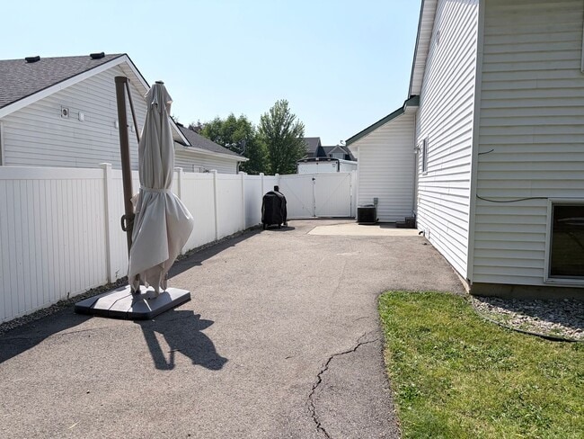 Building Photo - 6700 N Harris Hawk Ln