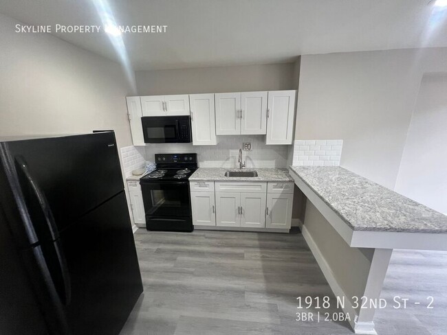 Building Photo - Newly Renovated 3 Bedroom Apartment For Re...