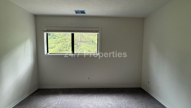 Building Photo - Sprawling 5 BD | 3 BA with Basement - Gresham