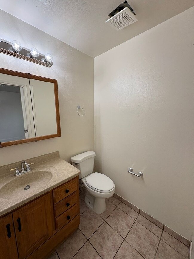 Building Photo - Spacious SE Tulare Home Near Shopping Centers Rent Ready!