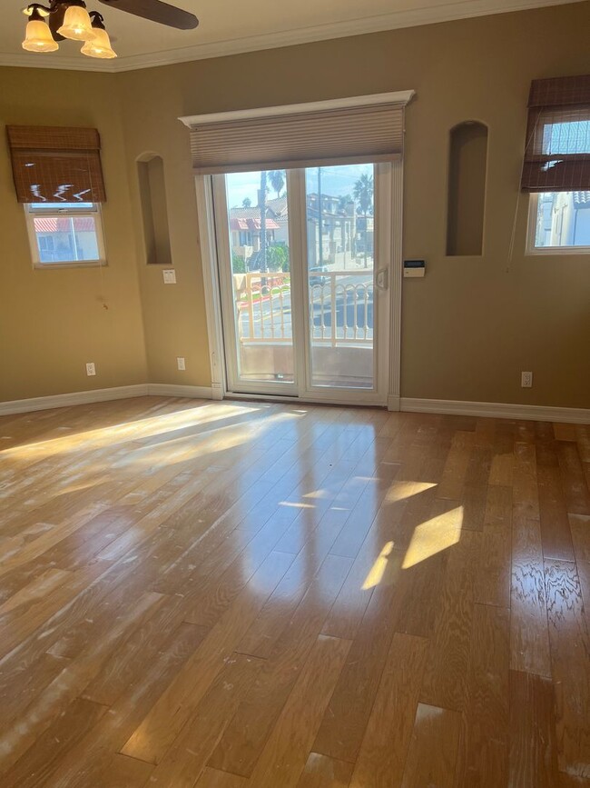 Building Photo - Custom home 1 block to ocean