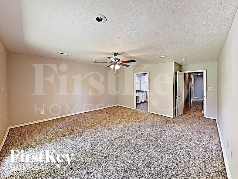 Building Photo - 13818 Lynnwood Ln
