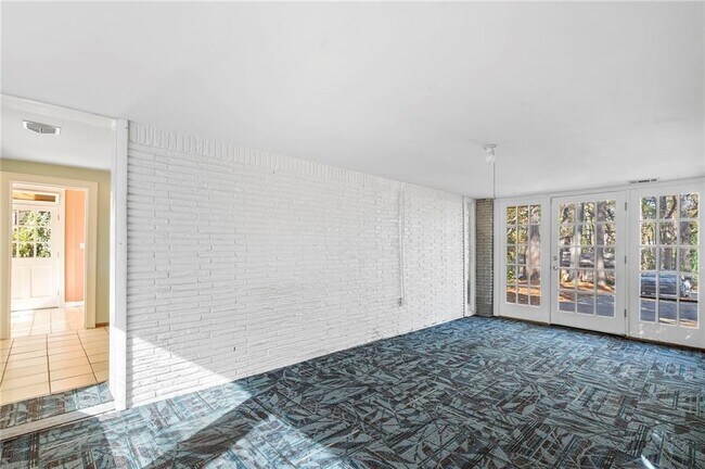 Building Photo - 2451 Warwick Cir NE