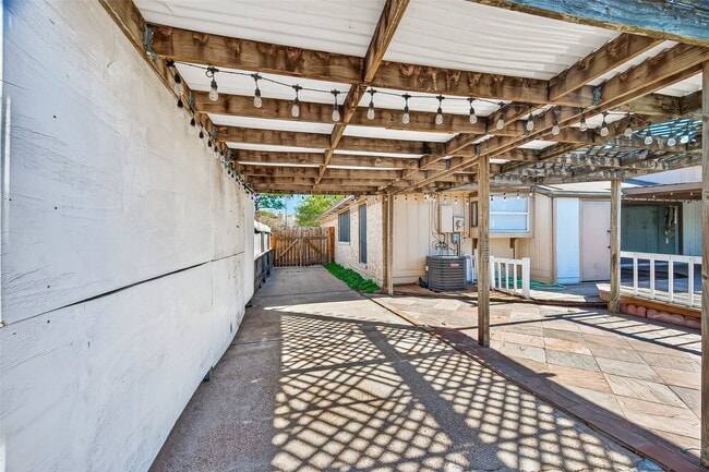 Building Photo - 19531 Woodglen Dr